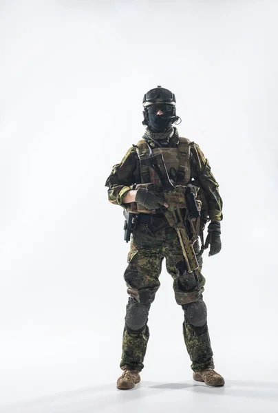 Serene soldat arbetar med assault karbin — Stockfoto