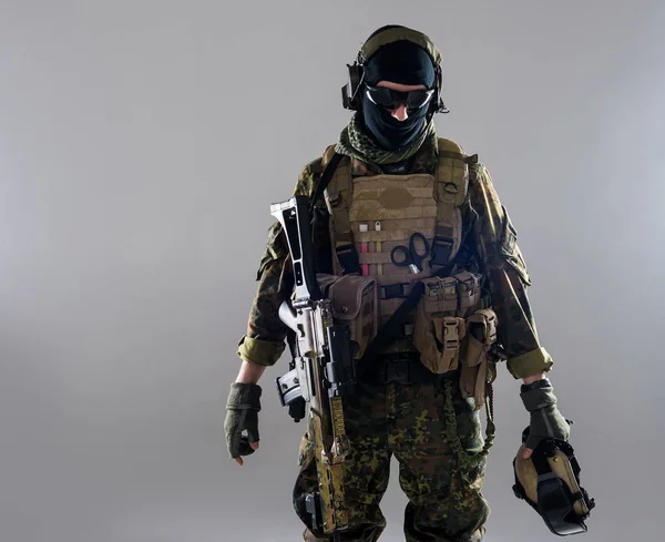 Poważne żołnierz w mundurze wojskowym rodzajowy — Zdjęcie stockowe