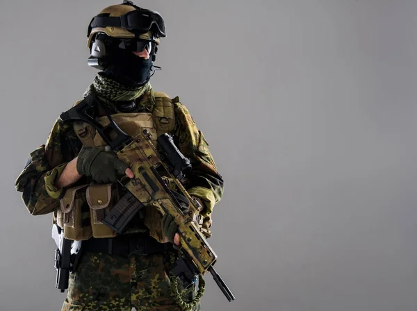 Homem sério militando com arma — Fotografia de Stock