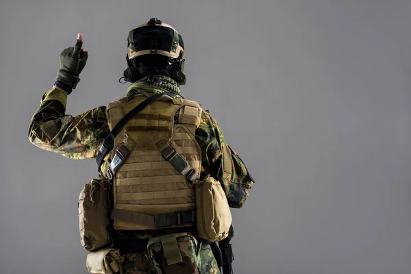 Mann gestikuliert mit Waffen und trägt Munition — Stockfoto