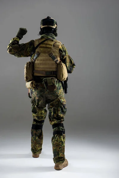 Żołnierz w jednolite rosnące rękę na — Zdjęcie stockowe