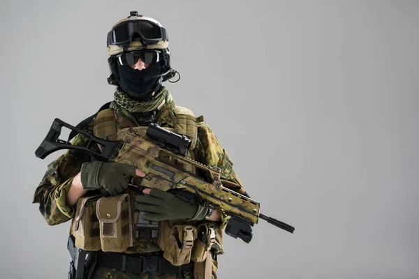 Záďové voják v ruce drží útočná puška — Stock fotografie