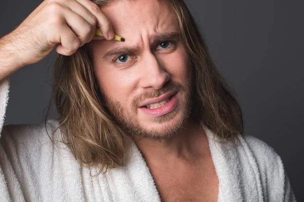 Hombre con estilo haciendo cejas en forma — Foto de Stock