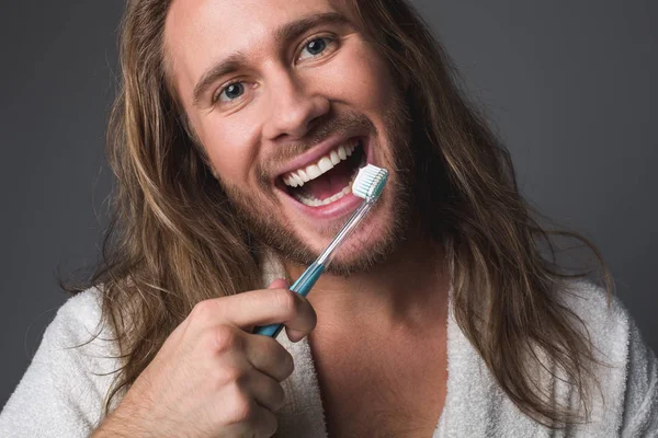 Derli toplu adam dişlerini Temizleme