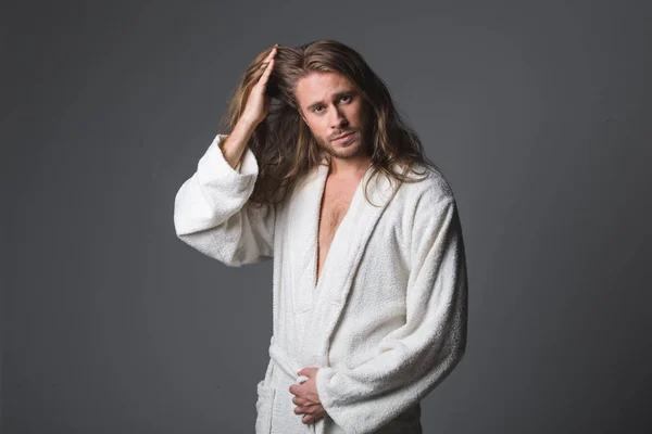 Unbekümmertes männliches Styling lange Haare — Stockfoto
