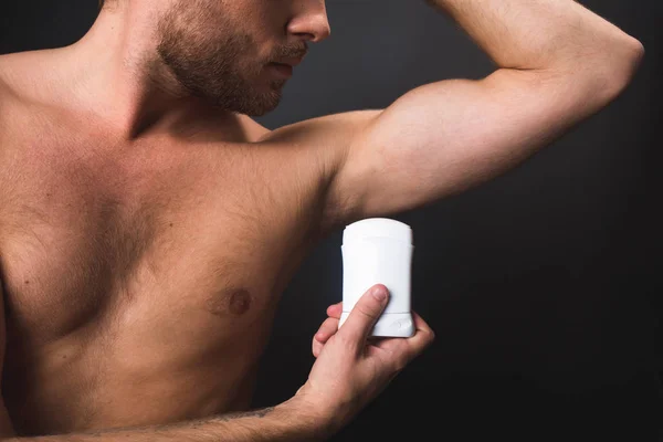 Ongeschoren man met naakte torso holding deodorant — Stockfoto