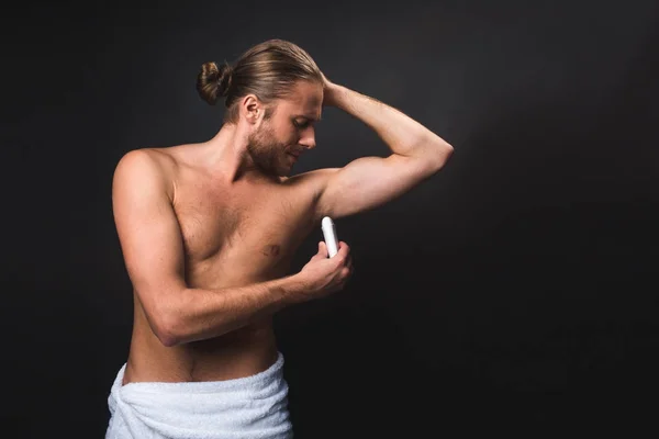 Unclothed man in de lus handdoek met deodorant — Stockfoto