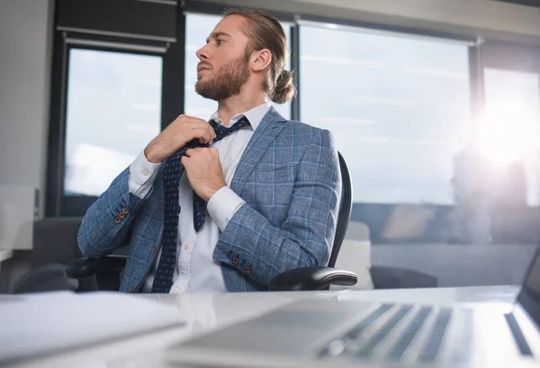 Calm employee freshening himself up — Stock Photo, Image