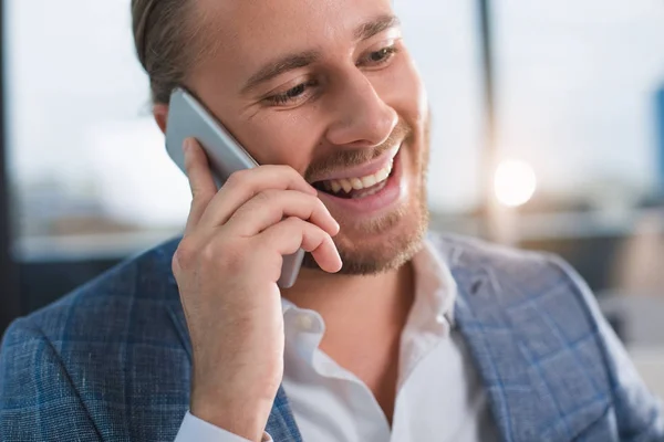 Skrattande kontorist kommunicera på mobiltelefon — Stockfoto