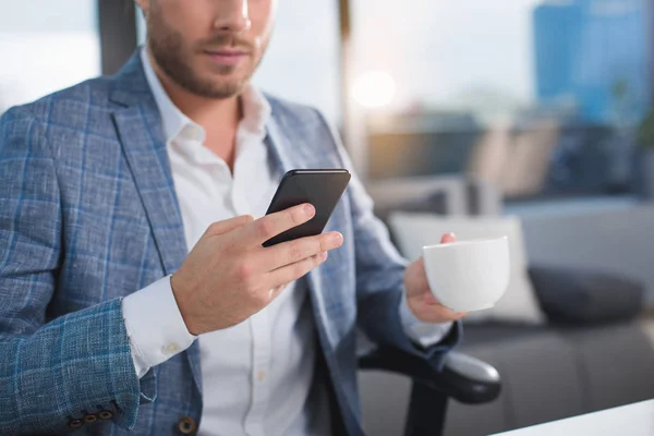 Slimme man ontspannen op het werk — Stockfoto