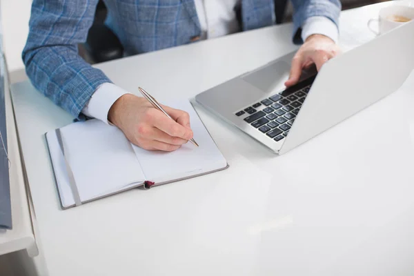 Hände eines Geschäftsmannes bei Büroarbeit — Stockfoto