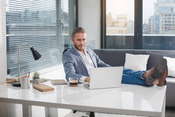 Relaxed executive resting with computer — Stock Photo, Image