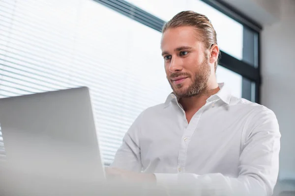 Concentrated man locating in workplace — Stock Photo, Image