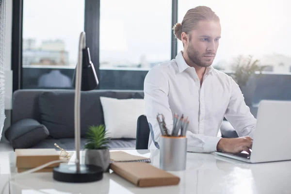 Hombre solemne mirando el ordenador con atención — Foto de Stock