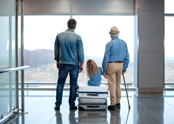 Familia curiosa está disfrutando de la vista en terminal hall — Foto de Stock