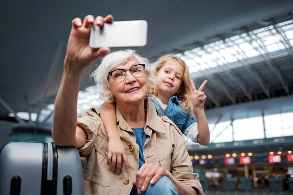 Pozitív éves nagyanyám, hogy selfie a gyermek — Stock Fotó