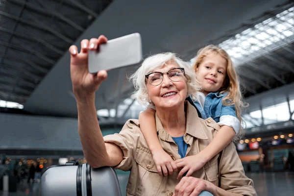 Fröhliche alte Frau und Kind posieren für Foto — Stockfoto