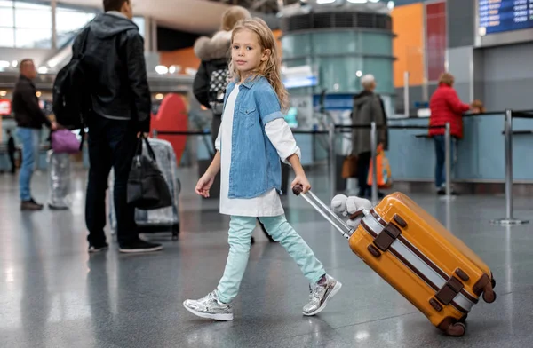 Positiva bonita niña está sosteniendo su equipaje — Foto de Stock