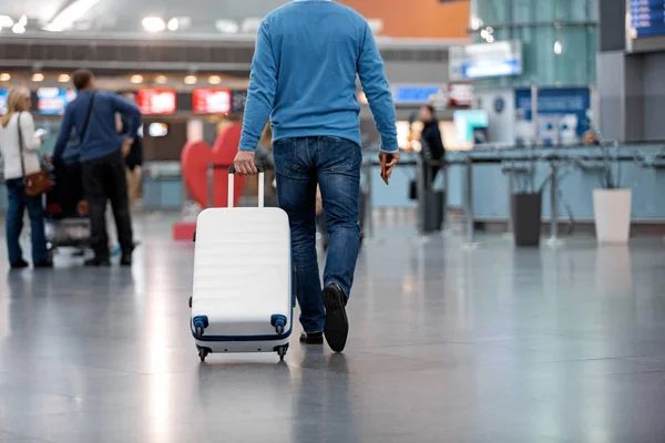 Mann mit Koffer läuft an modernem Terminal entlang — Stockfoto
