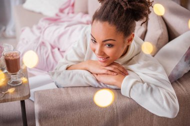 Afrikalı kız evinde kakaolu rahatlatıcı mutlu