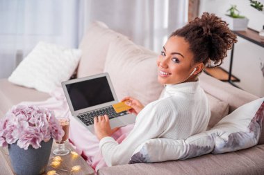 İnternet alışveriş kredi kartıyla mutlu Afrikalı kız