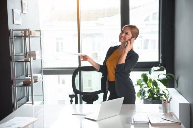 Mutlu işkadını telefonla konuşma