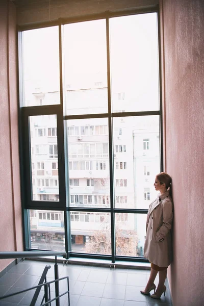 Περίλυπος γυναίκα στέκεται στην αίθουσα — Φωτογραφία Αρχείου