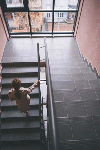 Chica moviéndose en escaleras en apartamento — Foto de Stock