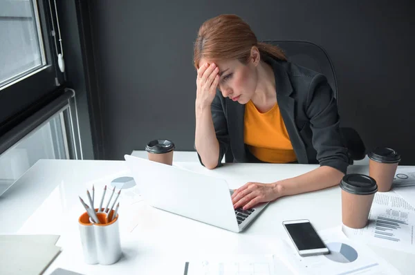 Señora angustiada sensación de dolor de cabeza en el trabajo — Foto de Stock