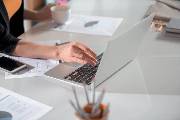 Mädchen Arm Schreiben in modernen Laptop — Stockfoto