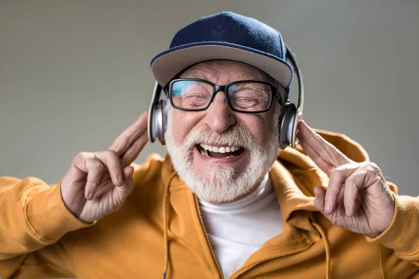 Hombre risueño con auriculares en la cabeza — Foto de Stock