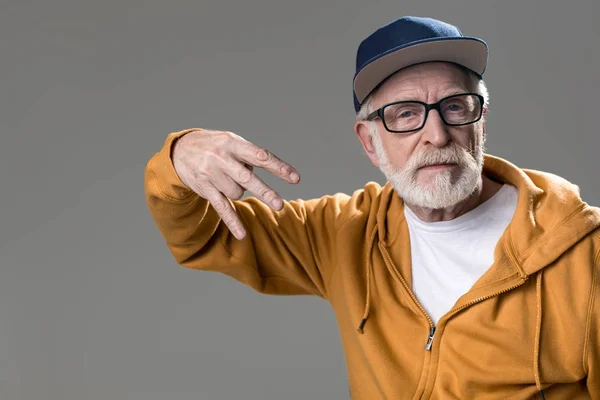 Hombre arrugado severo gesticulando con las manos — Foto de Stock