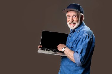 Onun bilgisayar gösterilen memnun erkek emekli