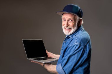 Bilgisayar ile memnun ağarmış yaşlı adam