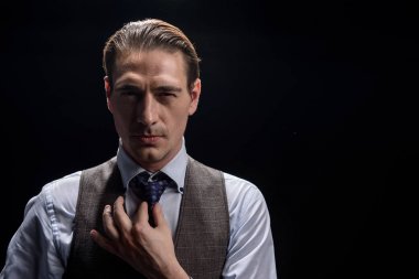 Sakin zengin çekici adam kendine güven ifade