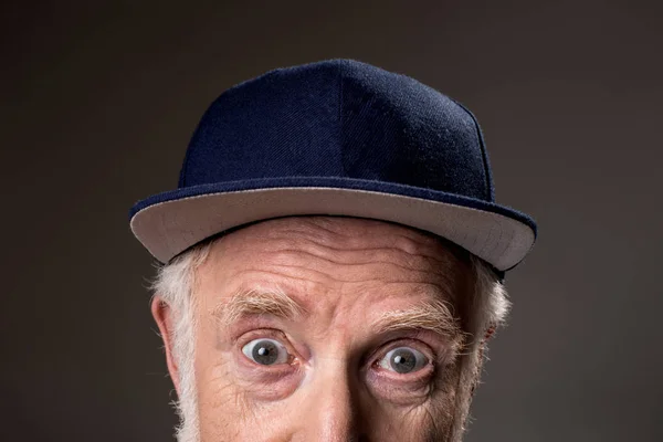 Hombre envejecido sorprendido con gorra —  Fotos de Stock