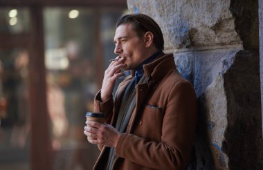 Sakin erkek tütün Caddesi üzerinde ateş