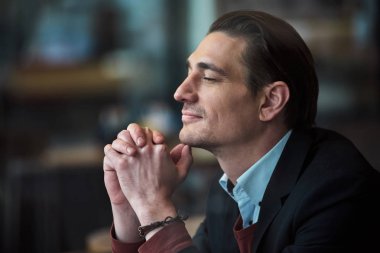 Düşünceli adam odada diyorum