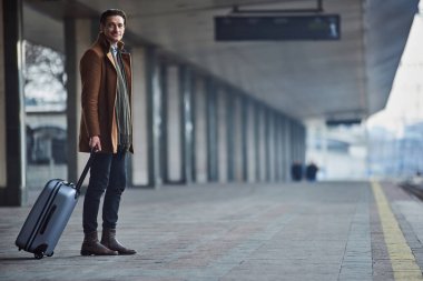 Neşeli adam tren bekliyorsun çanta