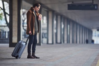 Erkek kol saati izlerken sakin