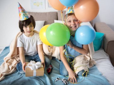 Neşeli Çocuklar evde olay kutluyor