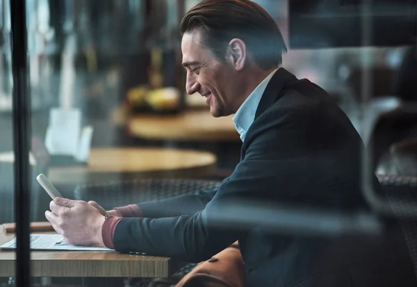 Happy male watching at screen of phone — Stock Photo, Image