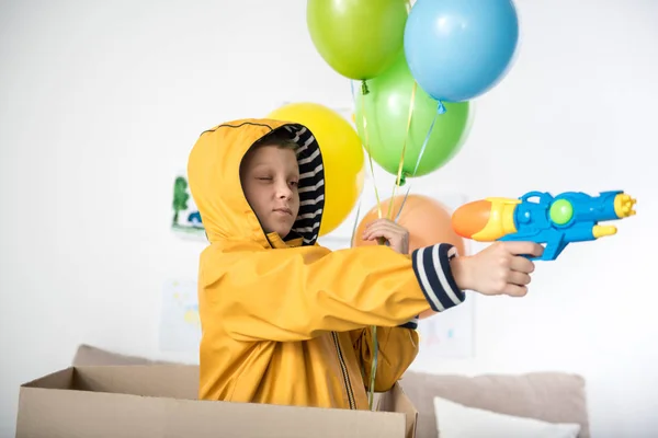 Feliz adolescente chico probando su nuevo juguete — Foto de Stock