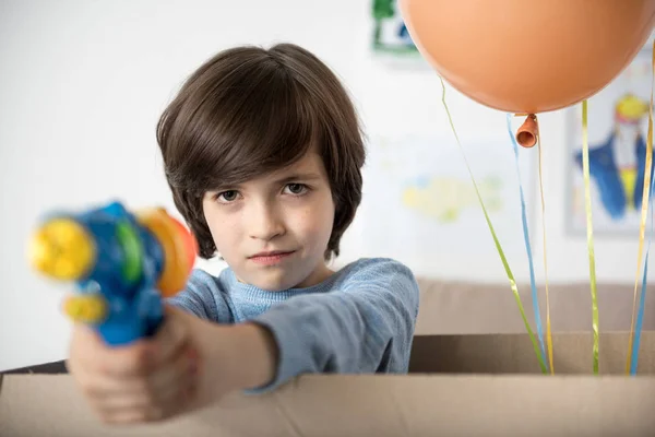 Joyful menino juvenil com arma de brinquedo — Fotografia de Stock