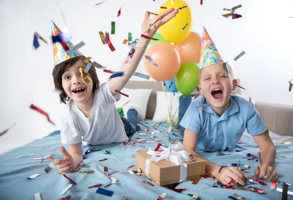 Jovens rapazes alegres mostrando humor festivo — Fotografia de Stock