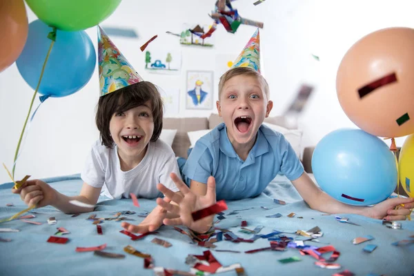 Boldog kis barátai a szülinapjára party — Stock Fotó