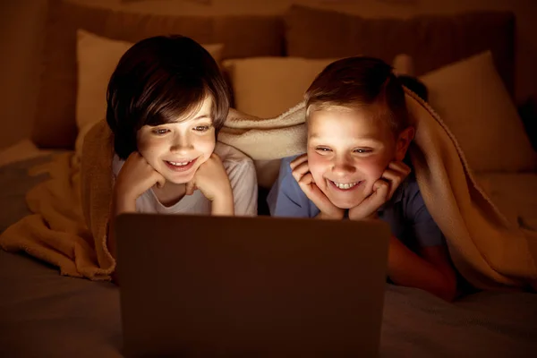 Två glada ungdomar tittar på film — Stockfoto