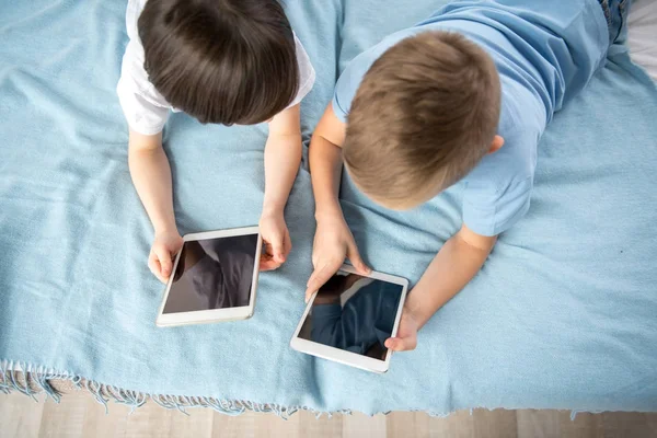 Dos niños pequeños con tabletas — Foto de Stock