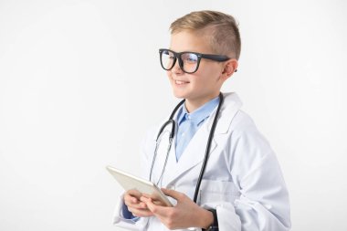 Neşeli küçük doktor aygıt kullanma