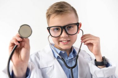 Tıbbi alet kullanarak memnun çocuk